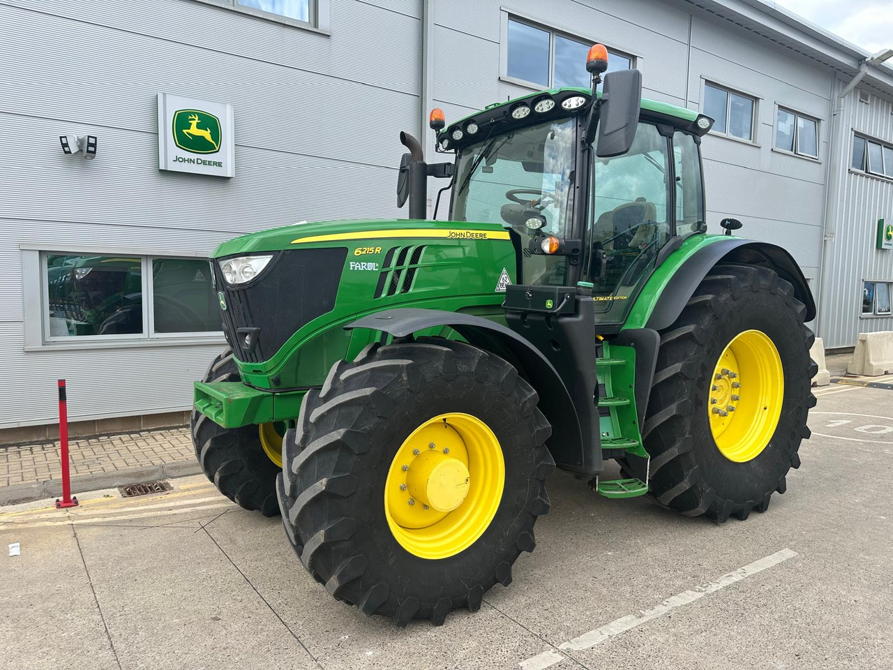 John Deere 6215R - Farm tractor: picture 1 John Deere 6215R - Farm tractor: picture 1