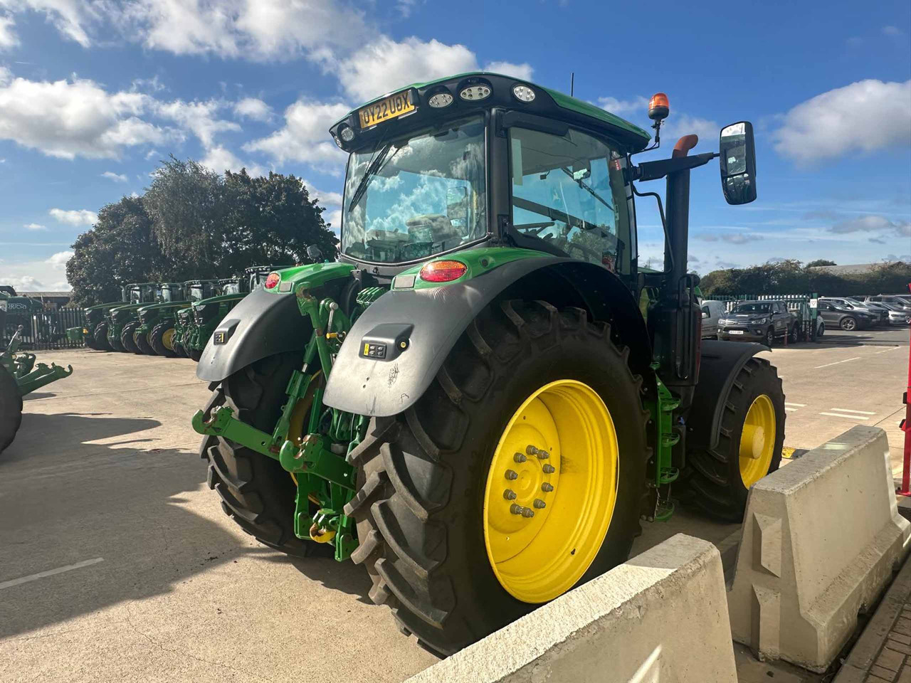 John Deere 6215R - Farm tractor: picture 4 John Deere 6215R - Farm tractor: picture 4
