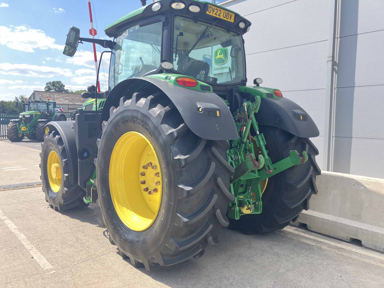 John Deere 6215R - Farm tractor: picture 3 John Deere 6215R - Farm tractor: picture 3