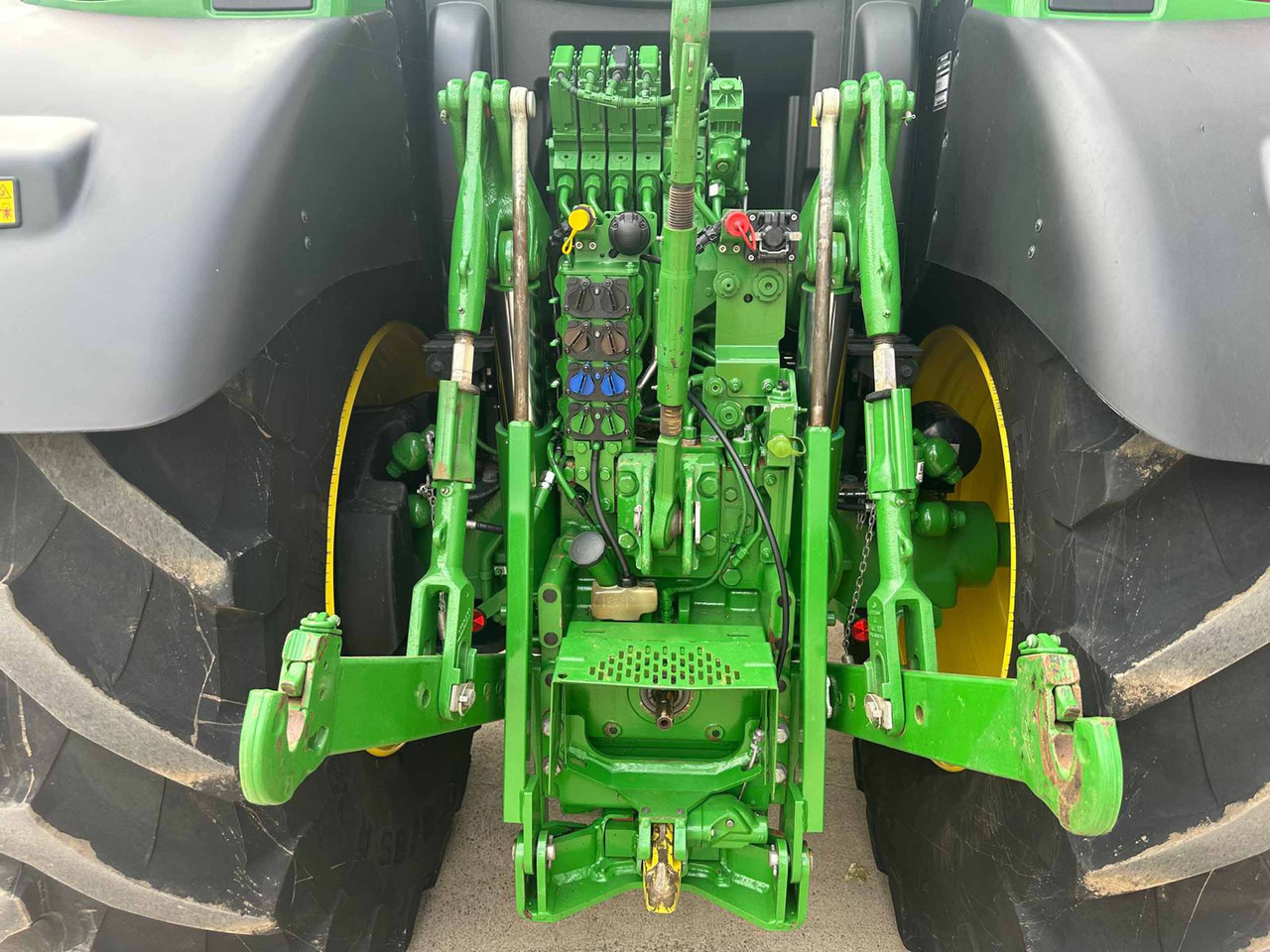John Deere 6215R - Farm tractor: picture 5 John Deere 6215R - Farm tractor: picture 5