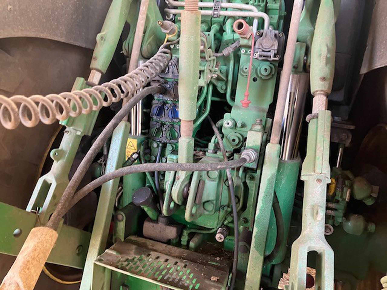 John Deere 6215R - Farm tractor: picture 3 John Deere 6215R - Farm tractor: picture 3