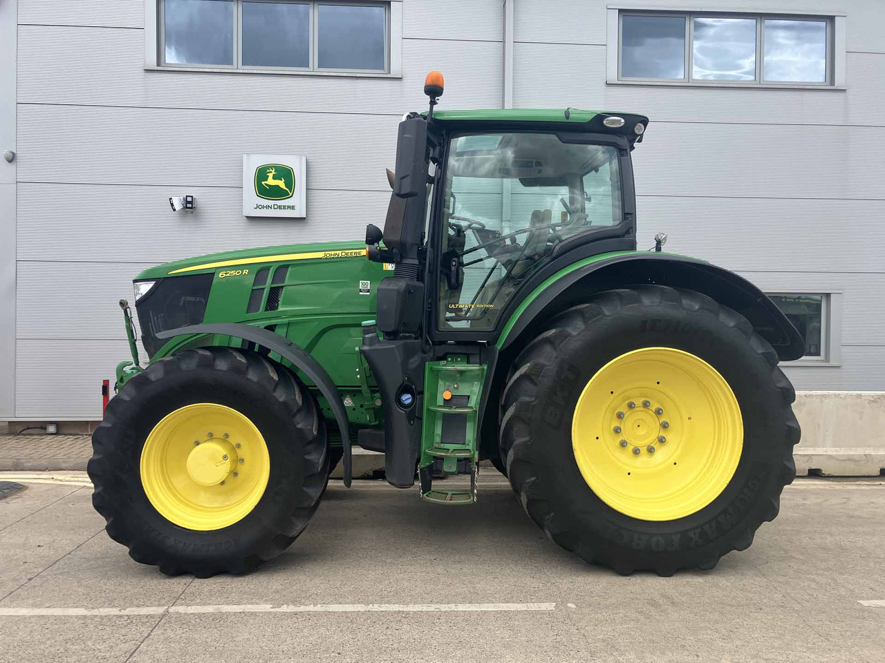 John Deere 6250R - Farm tractor: picture 2 John Deere 6250R - Farm tractor: picture 2