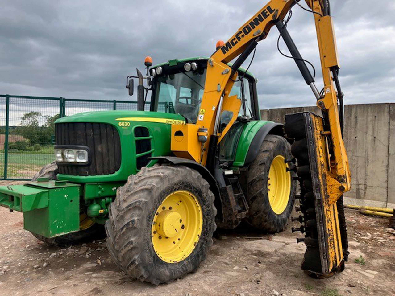 John Deere 6630 Premium + McConnel Mid mount hedgecutter - Farm tractor: picture 1 John Deere 6630 Premium + McConnel Mid mount hedgecutter - Farm tractor: picture 1