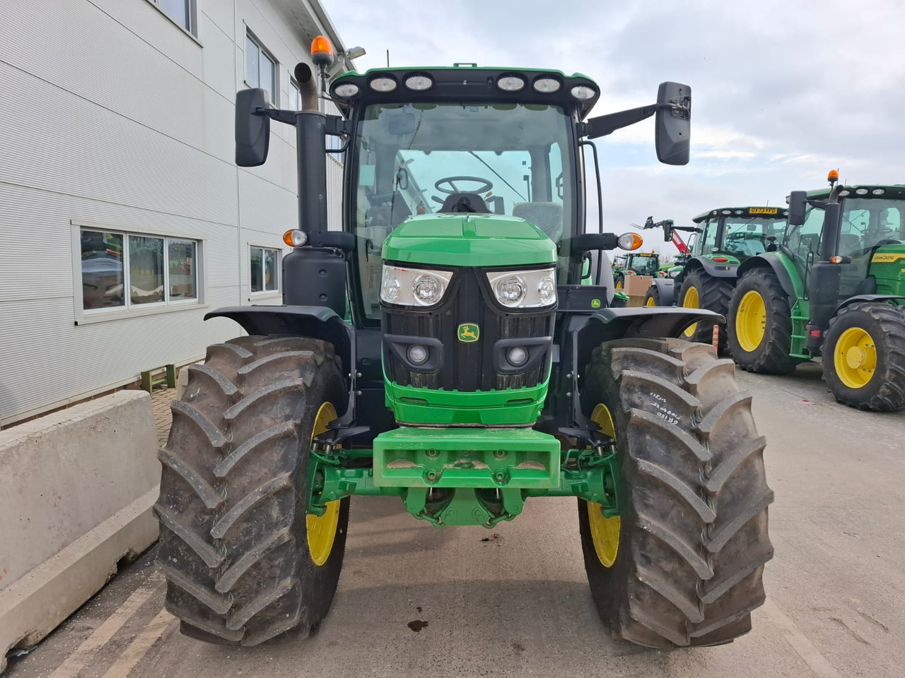 John Deere 6R 150 - Farm tractor: picture 3 John Deere 6R 150 - Farm tractor: picture 3