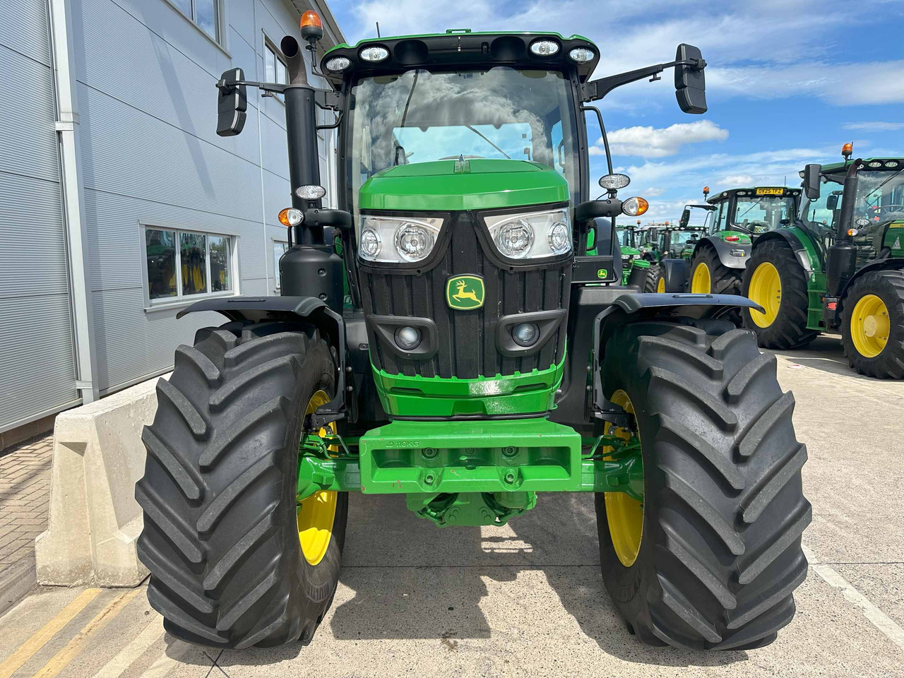 John Deere 6R 155 - Farm tractor: picture 2 John Deere 6R 155 - Farm tractor: picture 2