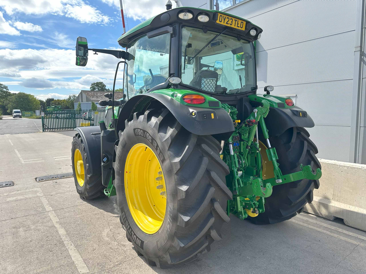 John Deere 6R 155 - Farm tractor: picture 4 John Deere 6R 155 - Farm tractor: picture 4