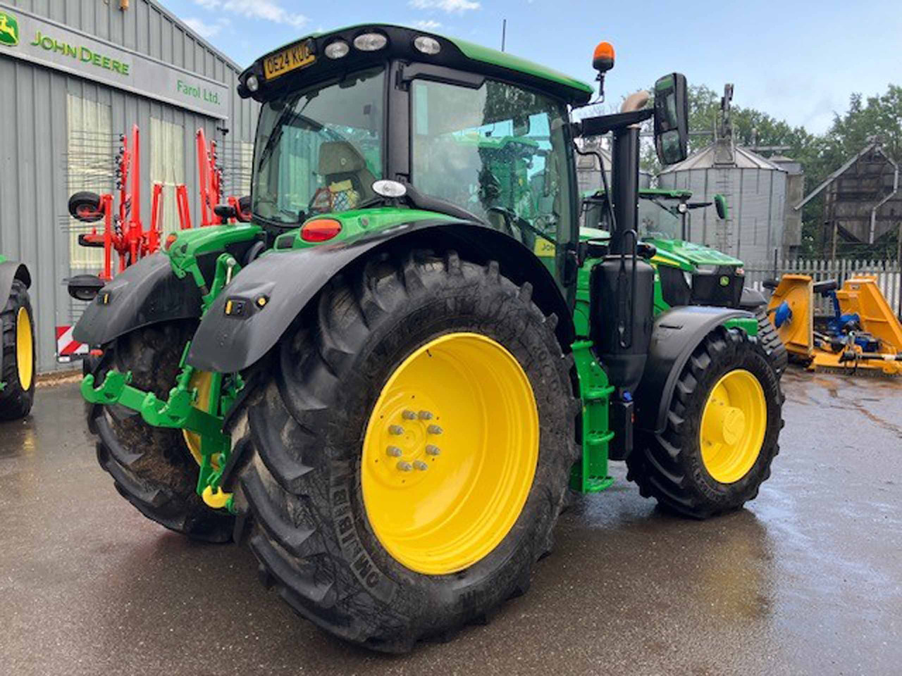 John Deere 6R 185 - Farm tractor: picture 2 John Deere 6R 185 - Farm tractor: picture 2