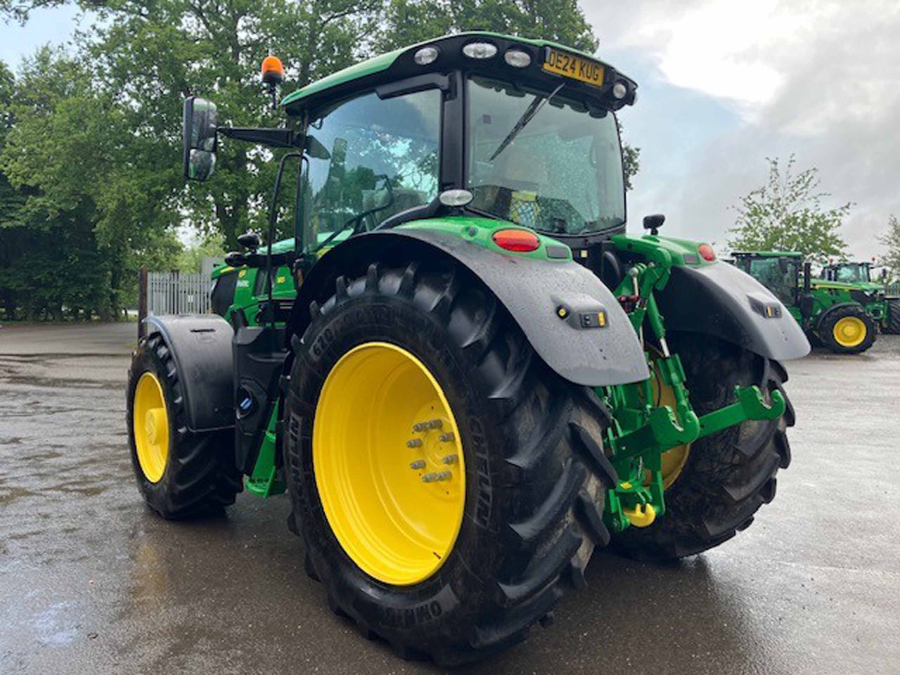 John Deere 6R 185 - Farm tractor: picture 4 John Deere 6R 185 - Farm tractor: picture 4