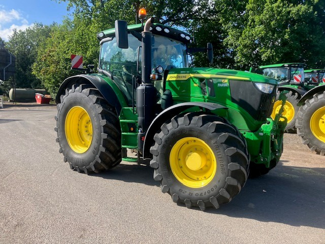 John Deere 6R 195 - Farm tractor: picture 1 John Deere 6R 195 - Farm tractor: picture 1