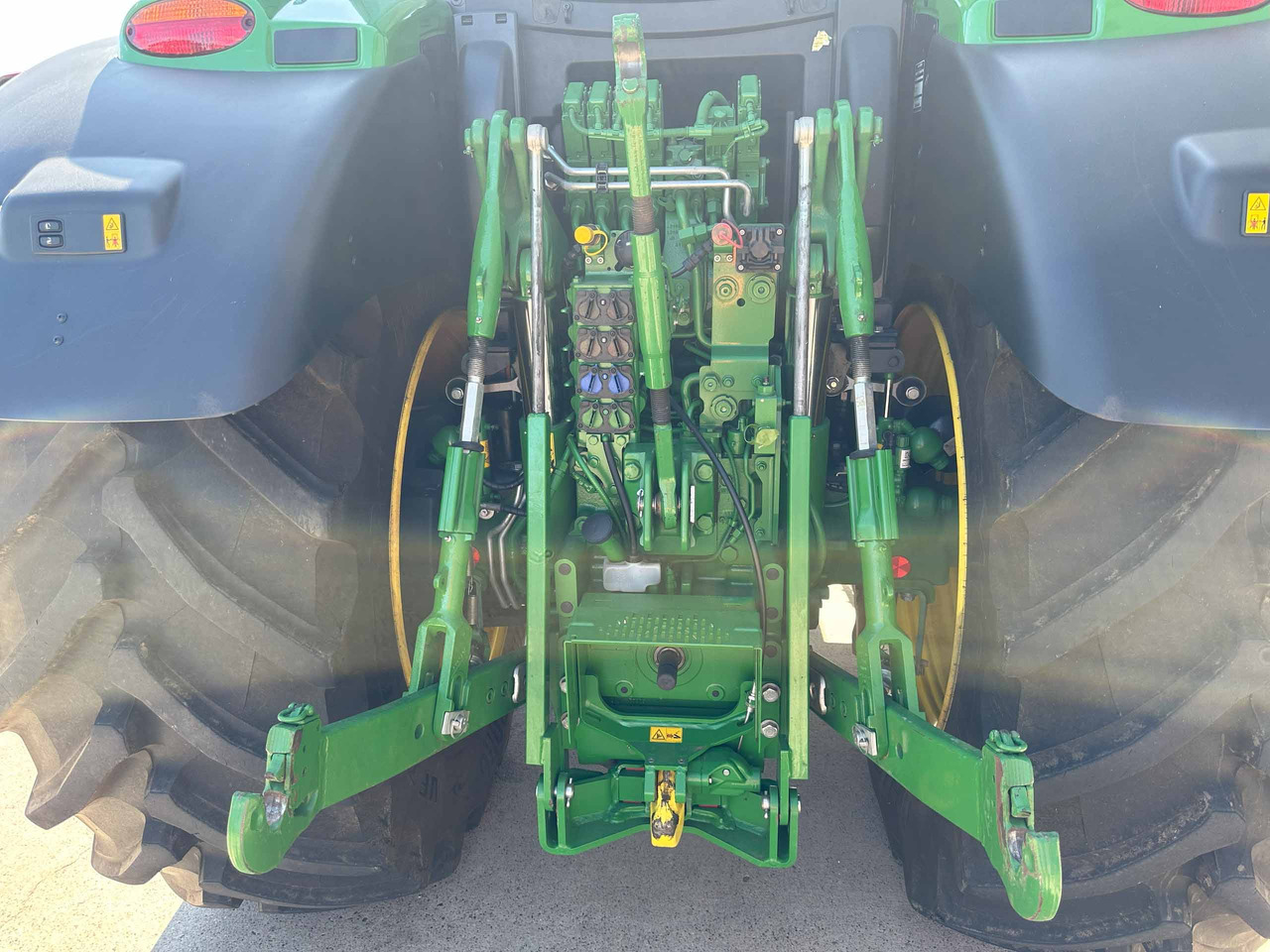 John Deere 6R 215 - Farm tractor: picture 5 John Deere 6R 215 - Farm tractor: picture 5
