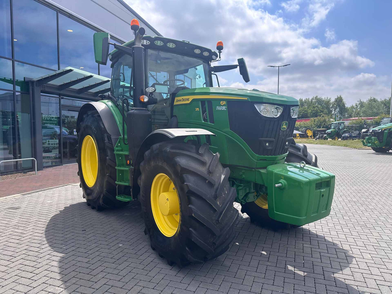 John Deere 6R 215 - Farm tractor: picture 1 John Deere 6R 215 - Farm tractor: picture 1