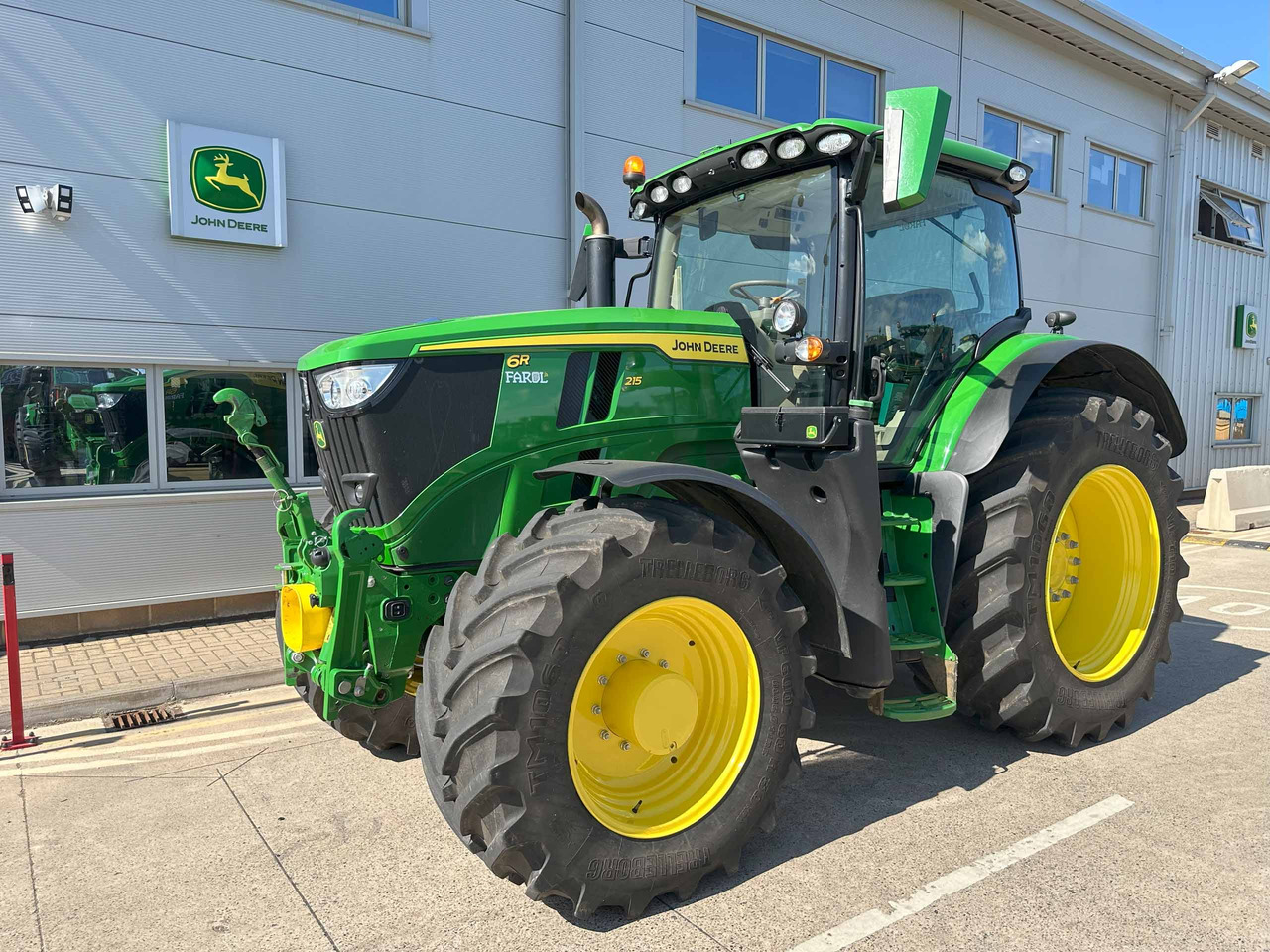 John Deere 6R 215 - Farm tractor: picture 1 John Deere 6R 215 - Farm tractor: picture 1