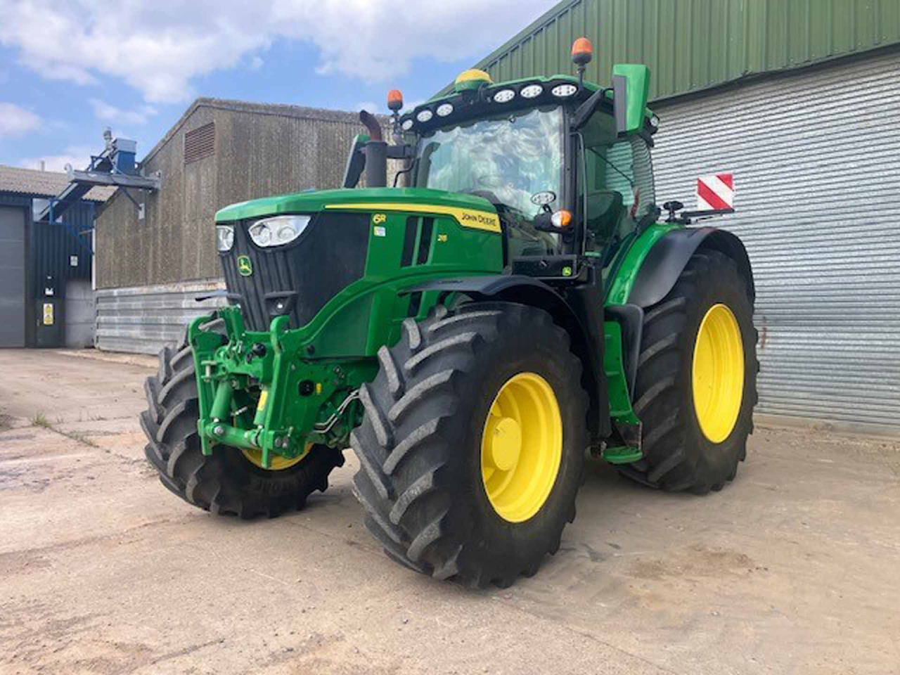 John Deere 6R 215 - Farm tractor: picture 1 John Deere 6R 215 - Farm tractor: picture 1