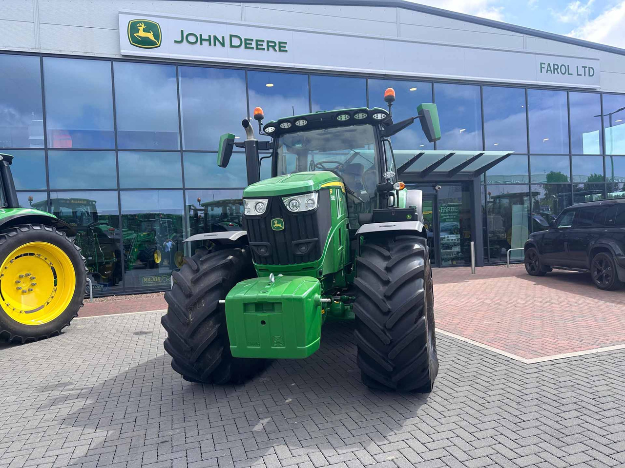 John Deere 6R 215 - Farm tractor: picture 2 John Deere 6R 215 - Farm tractor: picture 2