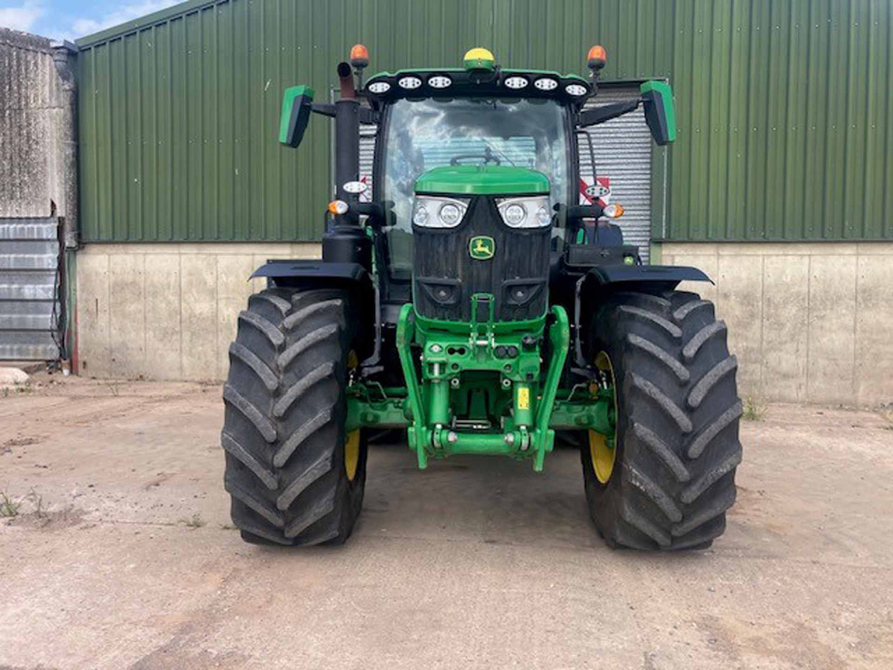 John Deere 6R 215 - Farm tractor: picture 3 John Deere 6R 215 - Farm tractor: picture 3
