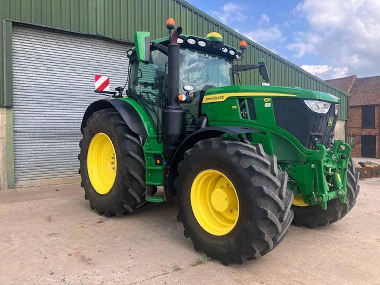 John Deere 6R 215 - Farm tractor: picture 2 John Deere 6R 215 - Farm tractor: picture 2