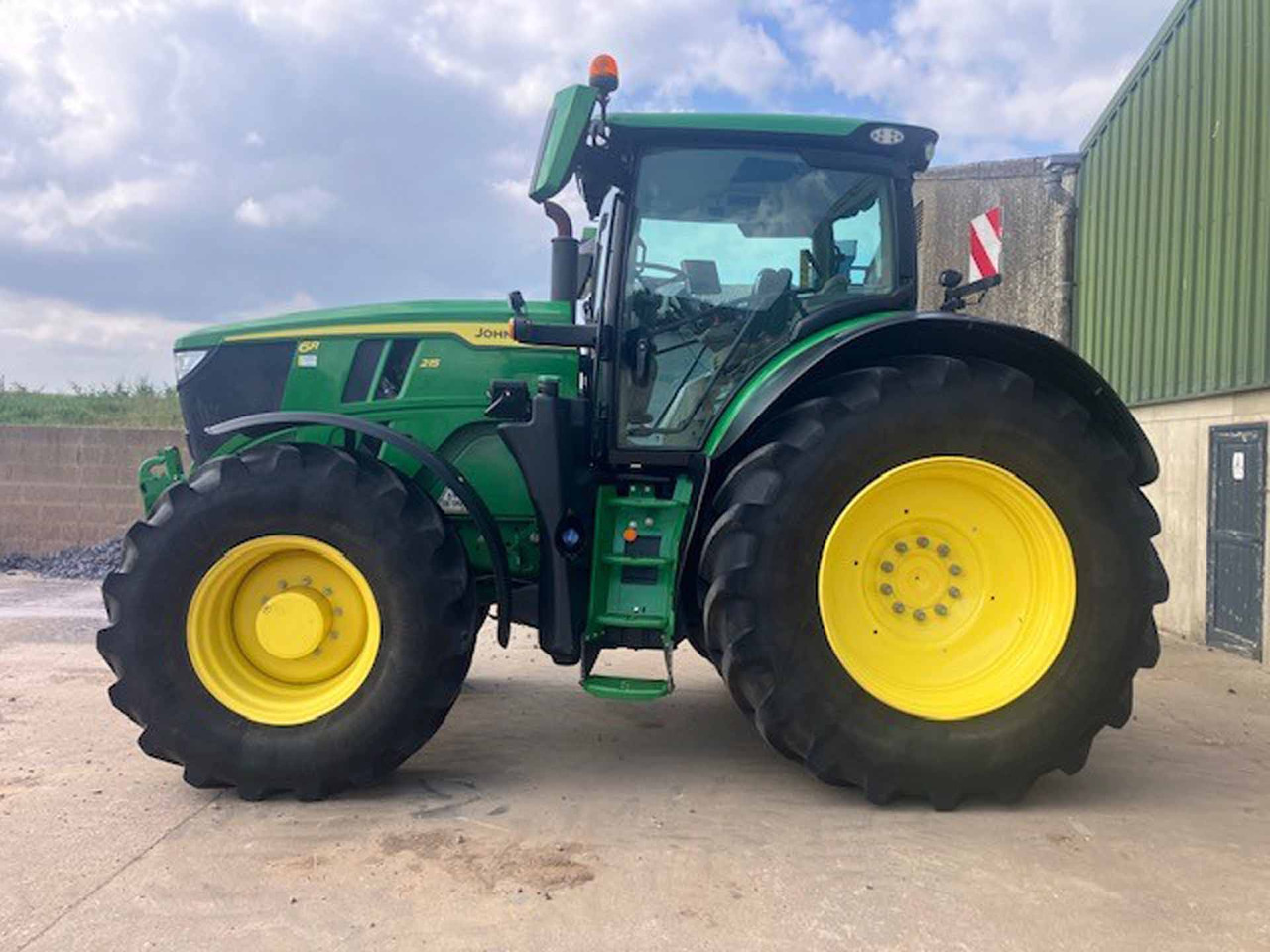 John Deere 6R 215 - Farm tractor: picture 5 John Deere 6R 215 - Farm tractor: picture 5