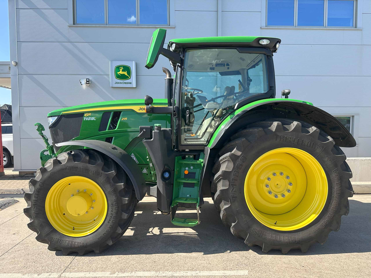 John Deere 6R 215 - Farm tractor: picture 2 John Deere 6R 215 - Farm tractor: picture 2