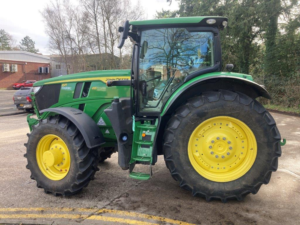 John Deere 6R 215 - Farm tractor: picture 2 John Deere 6R 215 - Farm tractor: picture 2