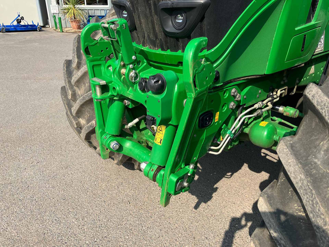 John Deere 6R 215 - Farm tractor: picture 3 John Deere 6R 215 - Farm tractor: picture 3