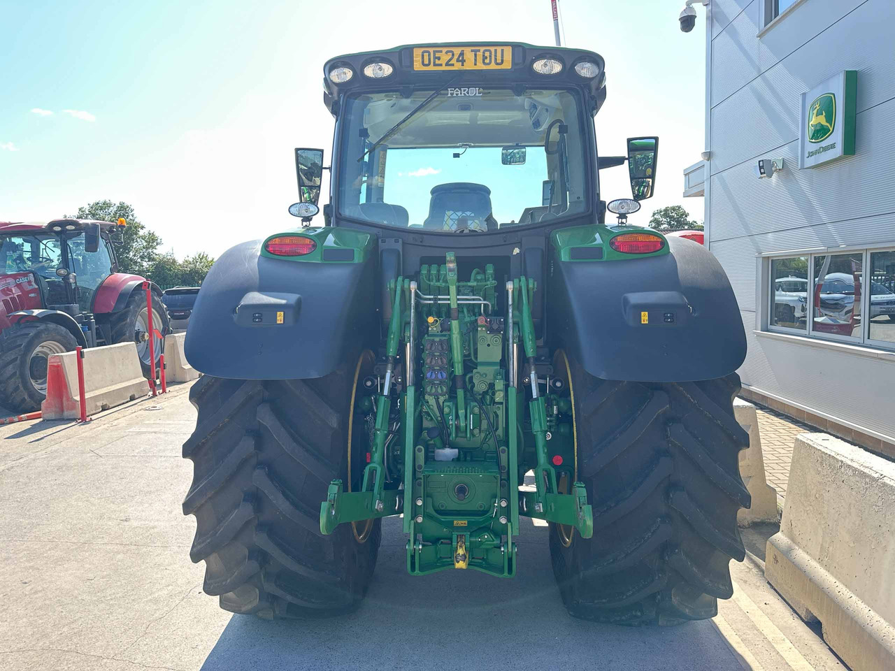 John Deere 6R 215 - Farm tractor: picture 4 John Deere 6R 215 - Farm tractor: picture 4