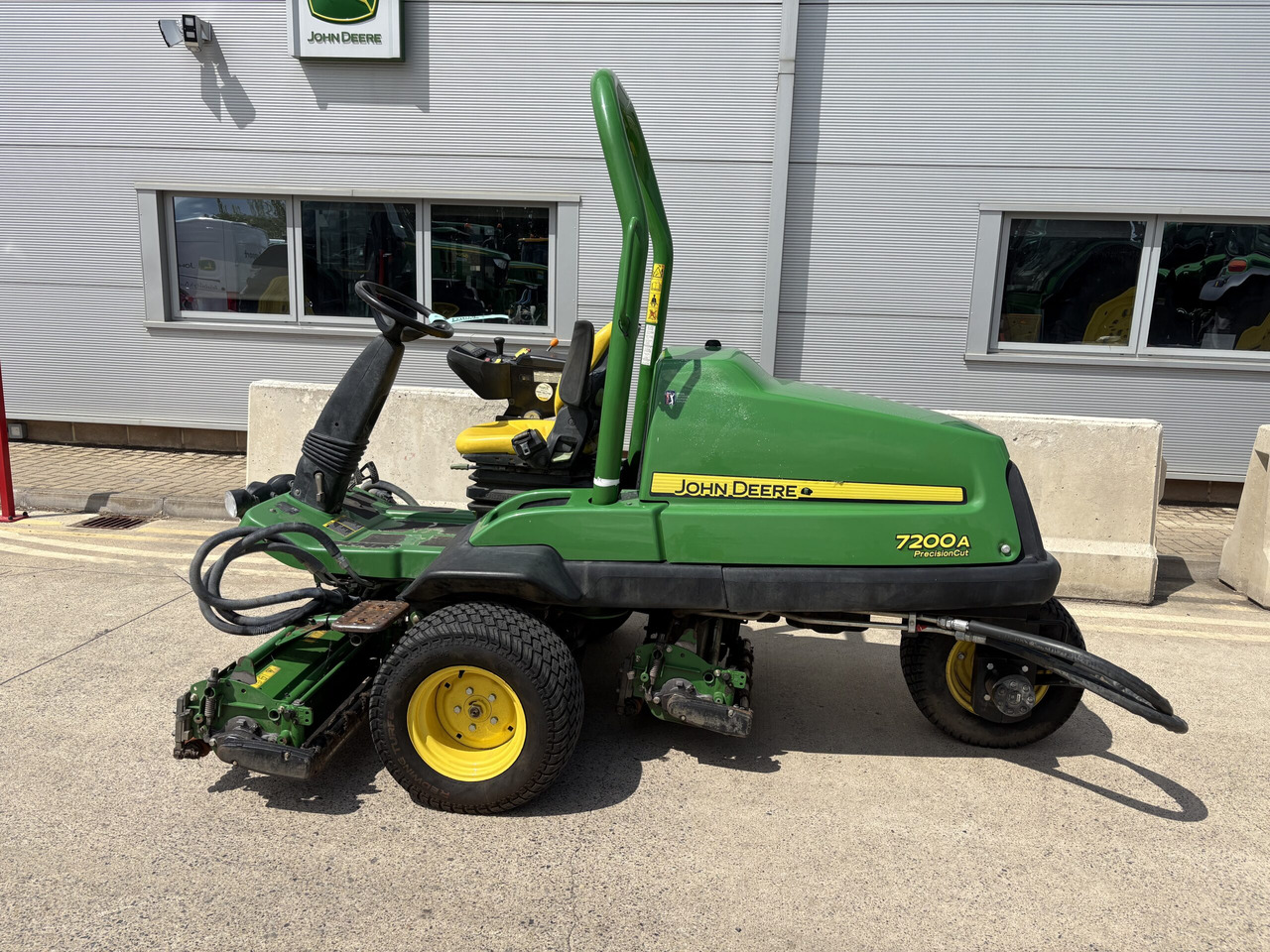John Deere 7200A Triple Mower - Lawn mower: picture 1 John Deere 7200A Triple Mower - Lawn mower: picture 1