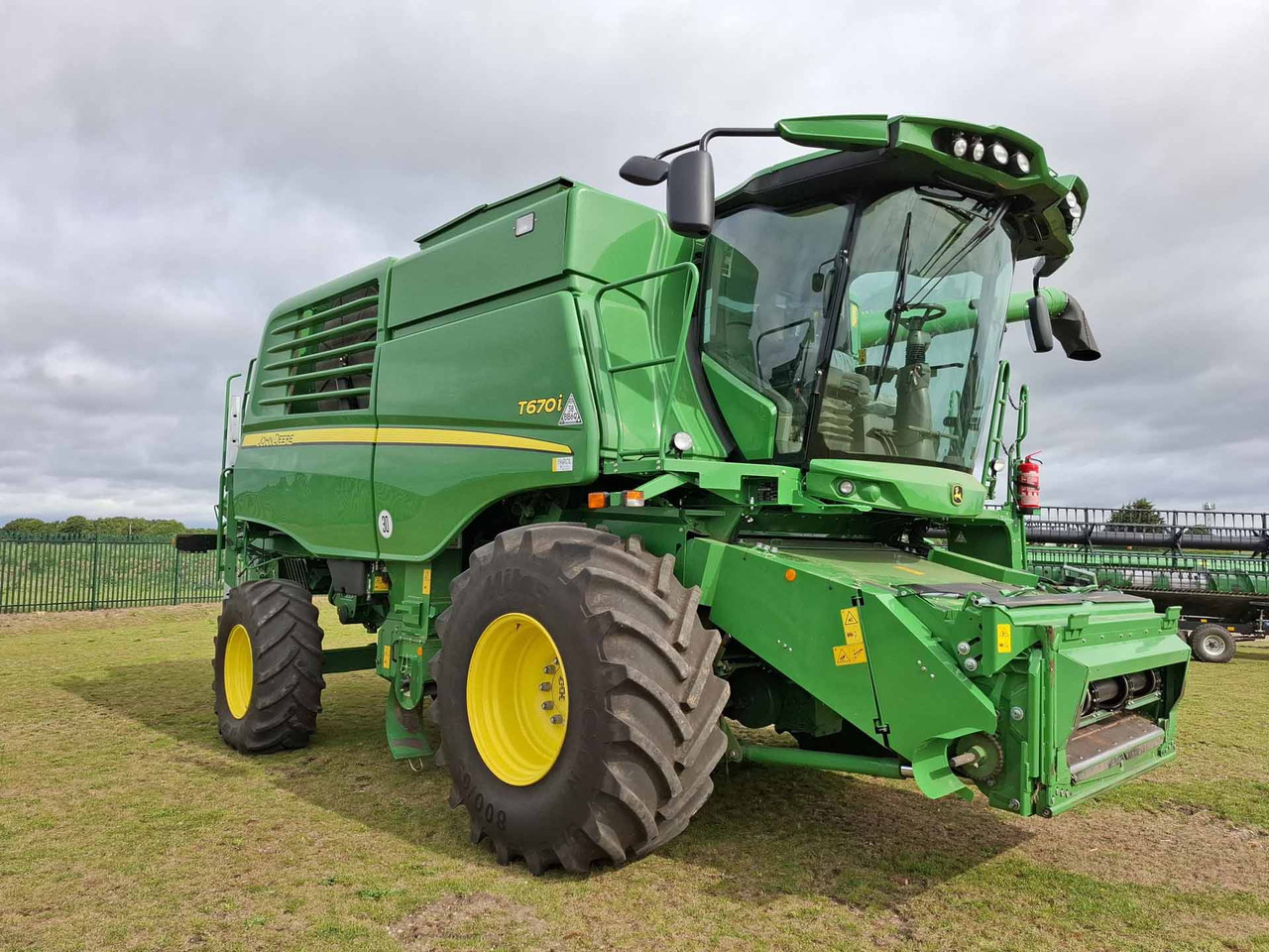 John Deere T670 - Combine harvester: picture 1 John Deere T670 - Combine harvester: picture 1