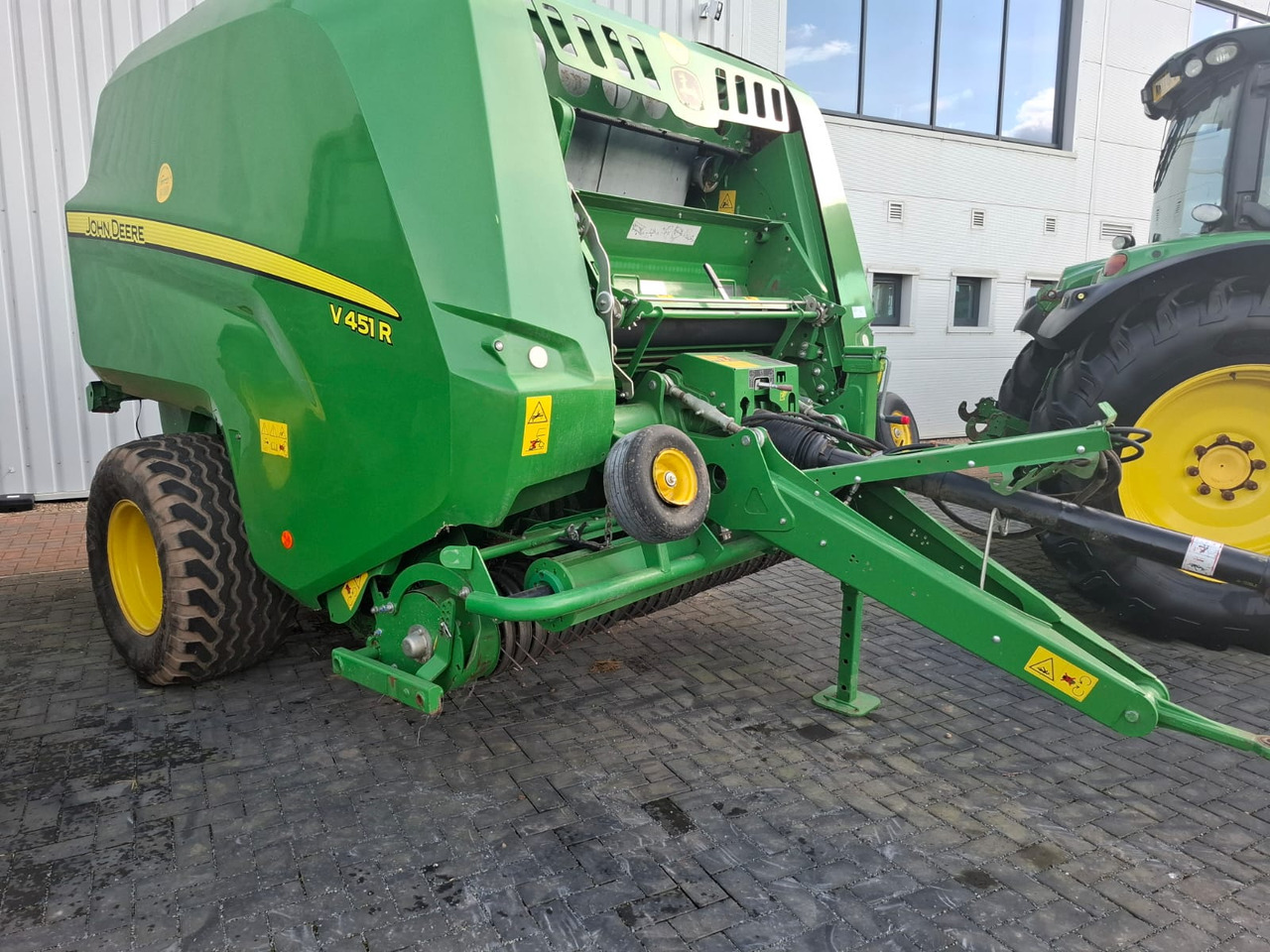 John Deere V451R - Hay and forage equipment: picture 1 John Deere V451R - Hay and forage equipment: picture 1