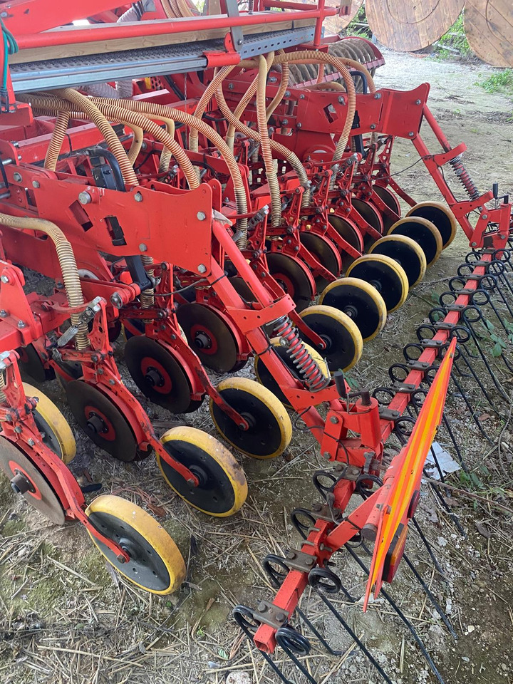Maschio Alitalia 3mtr drill with 3mtr Power Harrow - Combine seed drill: picture 3 Maschio Alitalia 3mtr drill with 3mtr Power Harrow - Combine seed drill: picture 3