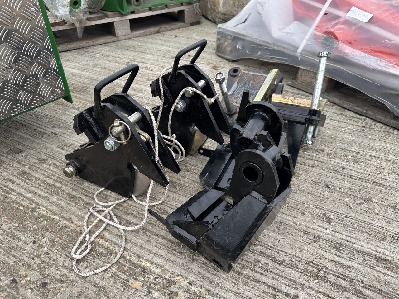 McConnel JCB 4220 Fastrac axle brackets - Boom mower: picture 1 McConnel JCB 4220 Fastrac axle brackets - Boom mower: picture 1