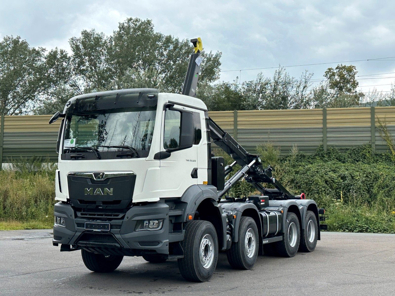 MAN TGS 35.520 8x4 Euro6e MultiLift 25s59 - Hook lift truck: picture 2 MAN TGS 35.520 8x4 Euro6e MultiLift 25s59 - Hook lift truck: picture 2