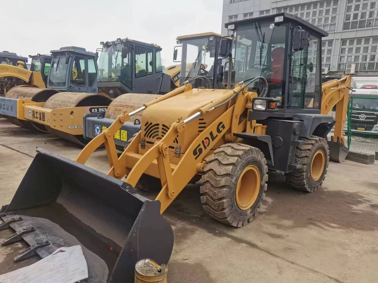 SDLG LGB680 - Backhoe loader: picture 2 SDLG LGB680 - Backhoe loader: picture 2