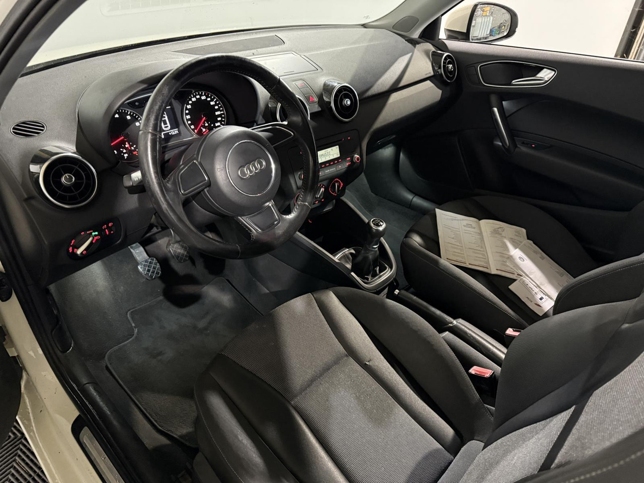 Audi | A1 | 1.2 TFSI Ambition Pro Line | 2011 | 173.570 km | 38PBP4 | Logisch - Hatchback: picture 4 Audi | A1 | 1.2 TFSI Ambition Pro Line | 2011 | 173.570 km | 38PBP4 | Logisch - Hatchback: picture 4