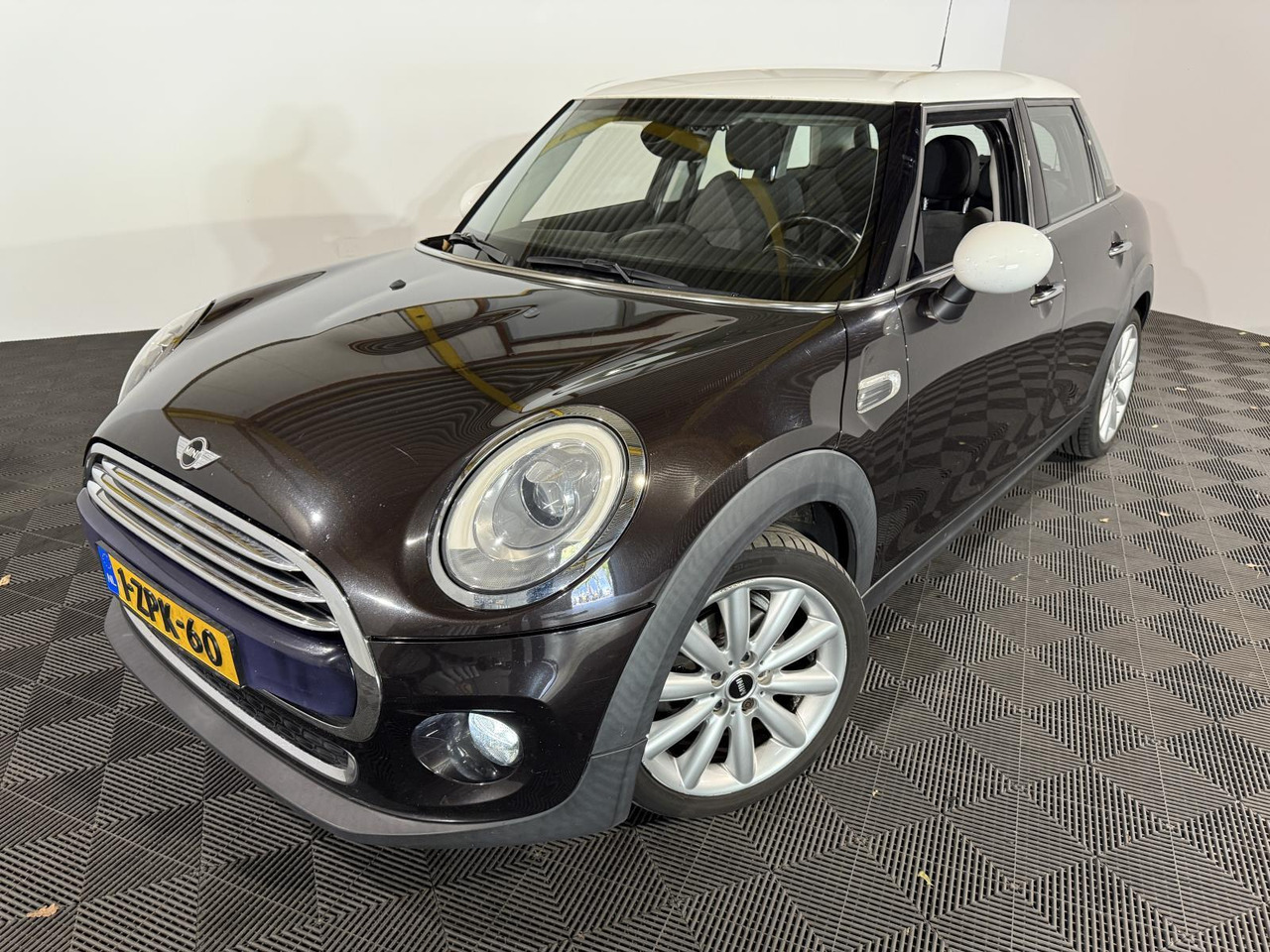 Mini | Mini | 1.5 Cooper Chili Business | 2015 | 201.355 km | 1ZPK60 | Logisch - Hatchback: picture 1 Mini | Mini | 1.5 Cooper Chili Business | 2015 | 201.355 km | 1ZPK60 | Logisch - Hatchback: picture 1