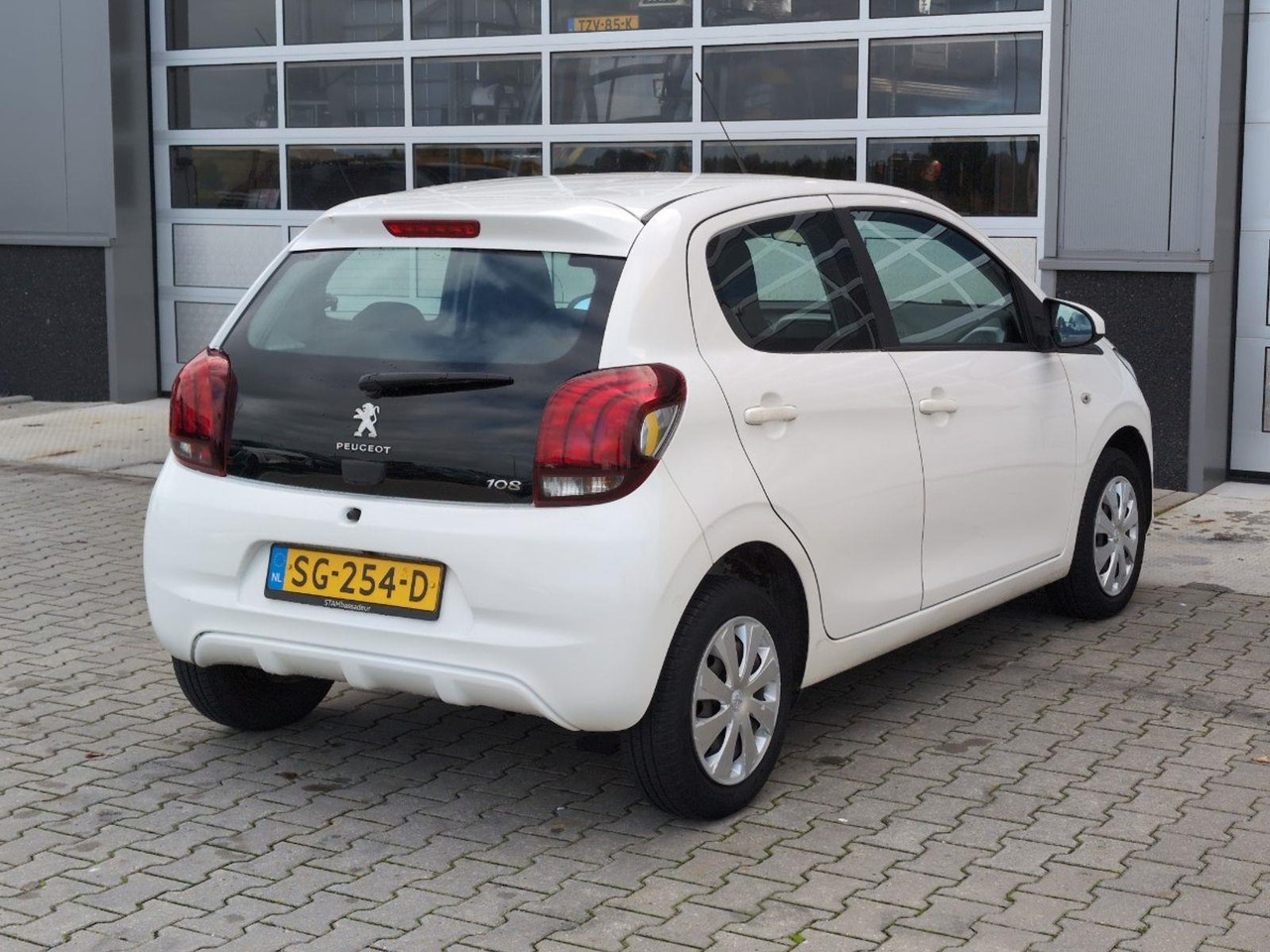 Peugeot 108 1.0 e - VTi Active | 2018 | 73.241 km | Automaat | SG254D | NAP: Logisch - Hatchback: picture 4 Peugeot 108 1.0 e - VTi Active | 2018 | 73.241 km | Automaat | SG254D | NAP: Logisch - Hatchback: picture 4