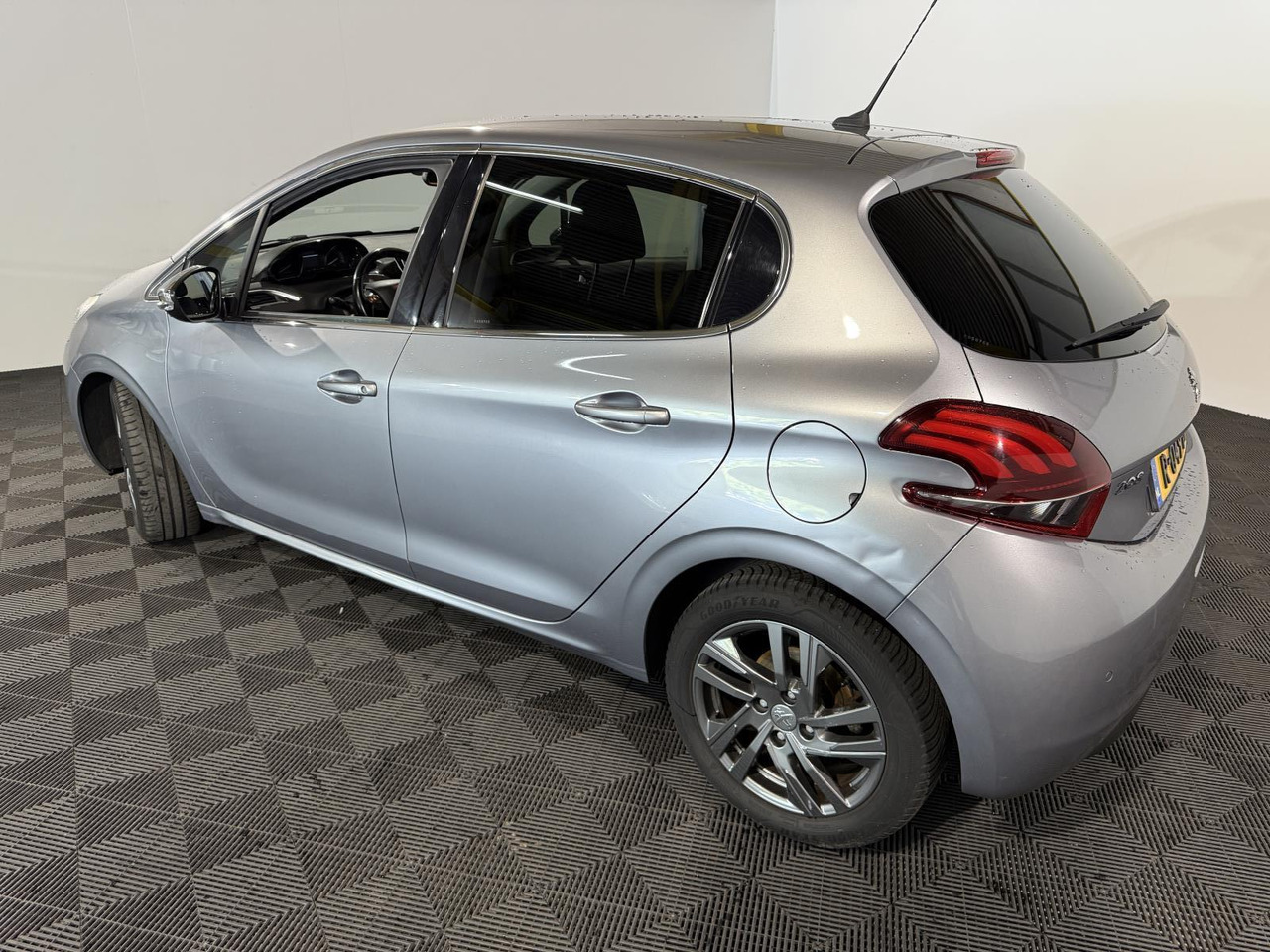 Peugeot | 208 | 1.5 BlueHDi Blue Lease Allure | 2019 | 183.354 km | R049BT | Geen oordeel - Hatchback: picture 3 Peugeot | 208 | 1.5 BlueHDi Blue Lease Allure | 2019 | 183.354 km | R049BT | Geen oordeel - Hatchback: picture 3