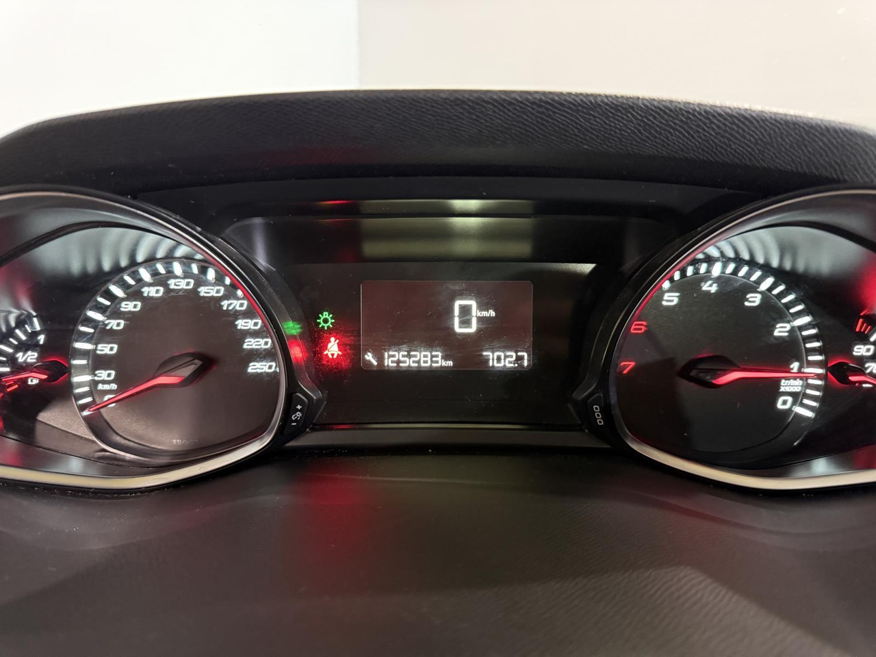 Peugeot | 308 SW | 1.2 PureTech Blue Lion | 2017 | 125.283 km | NL320L | Logisch - Car: picture 5 Peugeot | 308 SW | 1.2 PureTech Blue Lion | 2017 | 125.283 km | NL320L | Logisch - Car: picture 5
