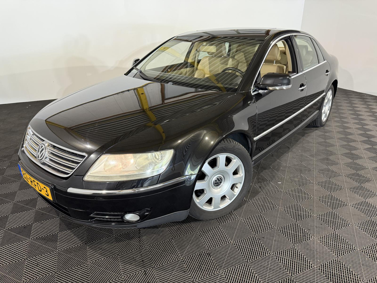 Volkswagen | Phaeton | 3.2 V6 5p. Automaat | 2003 | 339.296 km | 82RFD3 | Geen oordeel - Saloon car: picture 1 Volkswagen | Phaeton | 3.2 V6 5p. Automaat | 2003 | 339.296 km | 82RFD3 | Geen oordeel - Saloon car: picture 1