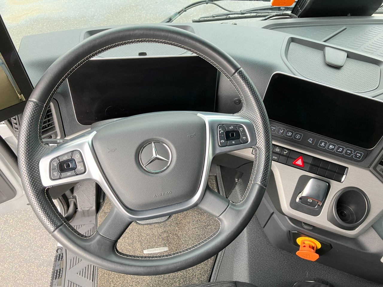 Mercedes-Benz eActros 400L 6x2 - Curtain side truck, Electric truck: picture 5 Mercedes-Benz eActros 400L 6x2 - Curtain side truck, Electric truck: picture 5