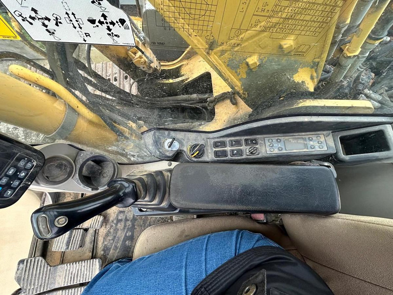 Excavator New Holland E215B: picture 11