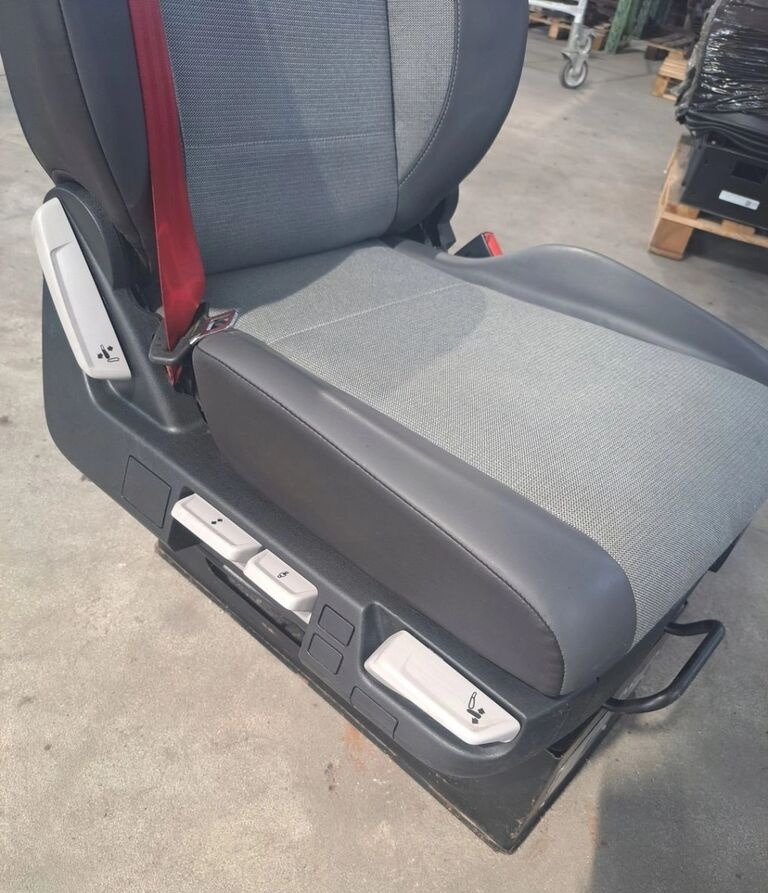 RENAULT FOTEL PRAWY SIEDZENIE PASAŻERA RENAULT RANGE GAMA T C K - Seat for Truck: picture 4 RENAULT FOTEL PRAWY SIEDZENIE PASAŻERA RENAULT RANGE GAMA T C K - Seat for Truck: picture 4