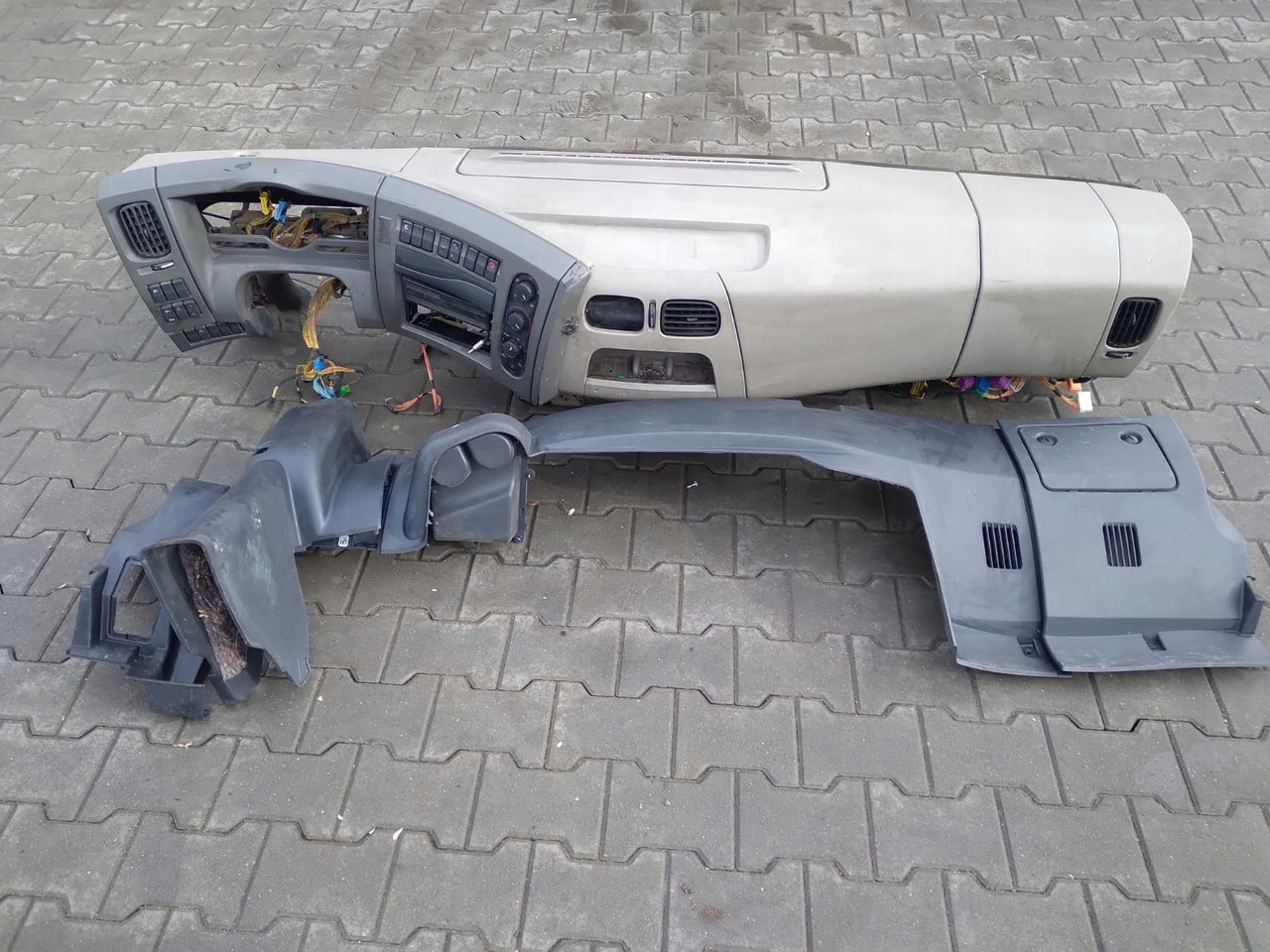 RENAULT KONSOLA DESKA ROZDZIELCZA PRZEKŁADKA ANGLIKA RENAULT LANDER KERAX MIDLUM - Dashboard for Truck: picture 1 RENAULT KONSOLA DESKA ROZDZIELCZA PRZEKŁADKA ANGLIKA RENAULT LANDER KERAX MIDLUM - Dashboard for Truck: picture 1