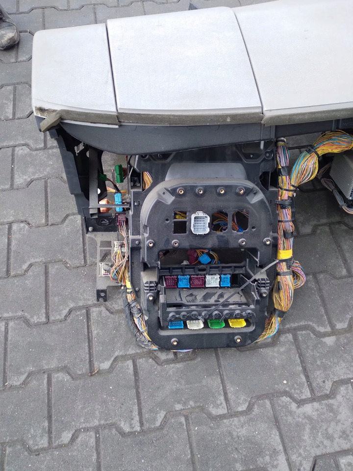 RENAULT KONSOLA DESKA ROZDZIELCZA PRZEKŁADKA ANGLIKA RENAULT LANDER KERAX MIDLUM - Dashboard for Truck: picture 4 RENAULT KONSOLA DESKA ROZDZIELCZA PRZEKŁADKA ANGLIKA RENAULT LANDER KERAX MIDLUM - Dashboard for Truck: picture 4