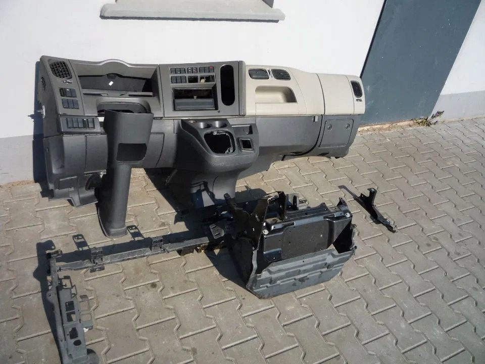 RENAULT KONSOLA DESKA ROZDZIELCZA PRZEKŁADKA ANGLIKA RENAULT MIDLUM DXI EURO 5 - Dashboard for Truck: picture 1 RENAULT KONSOLA DESKA ROZDZIELCZA PRZEKŁADKA ANGLIKA RENAULT MIDLUM DXI EURO 5 - Dashboard for Truck: picture 1