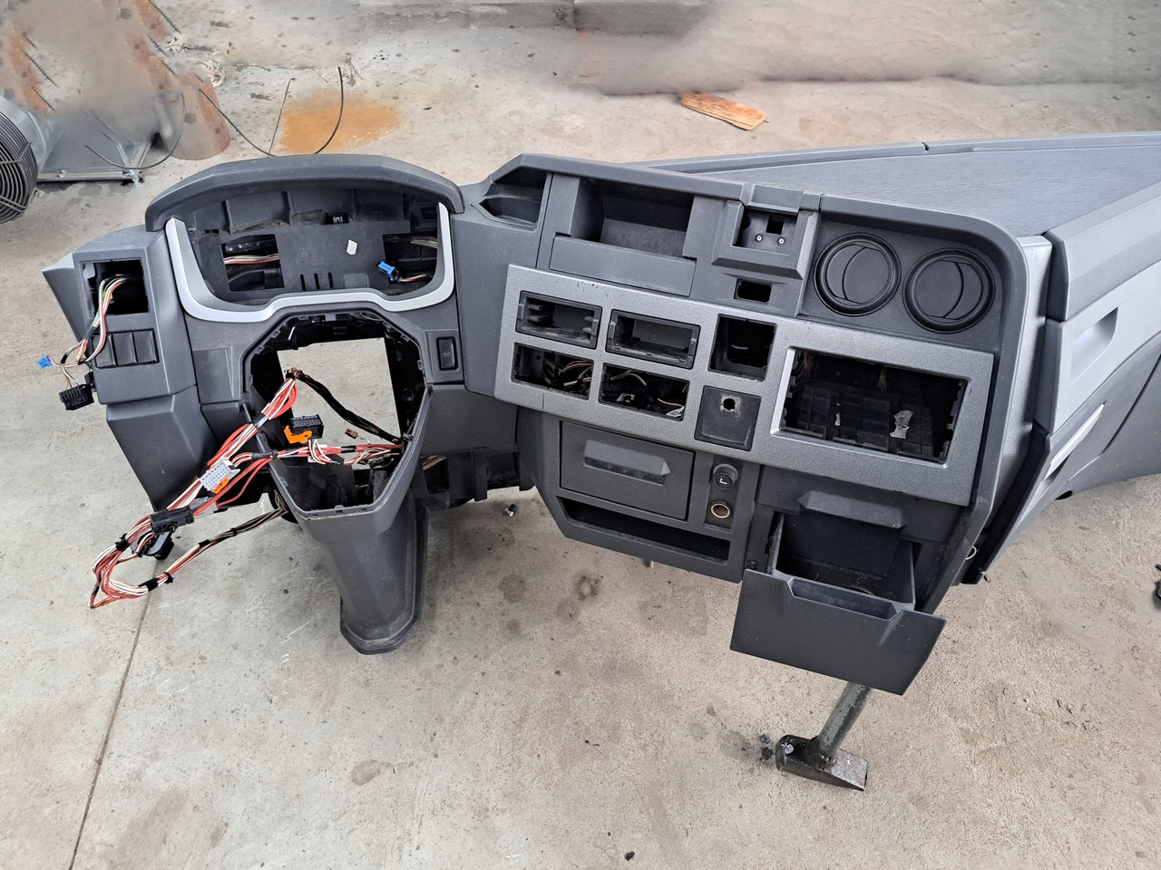 RENAULT KONSOLA KOMPLETNA KOKPIT DESKA RENAULT GAMA T RANGE - Dashboard for Truck: picture 2 RENAULT KONSOLA KOMPLETNA KOKPIT DESKA RENAULT GAMA T RANGE - Dashboard for Truck: picture 2