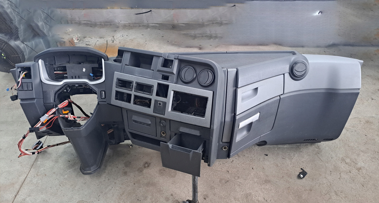RENAULT KONSOLA KOMPLETNA KOKPIT DESKA RENAULT GAMA T RANGE - Dashboard for Truck: picture 1 RENAULT KONSOLA KOMPLETNA KOKPIT DESKA RENAULT GAMA T RANGE - Dashboard for Truck: picture 1