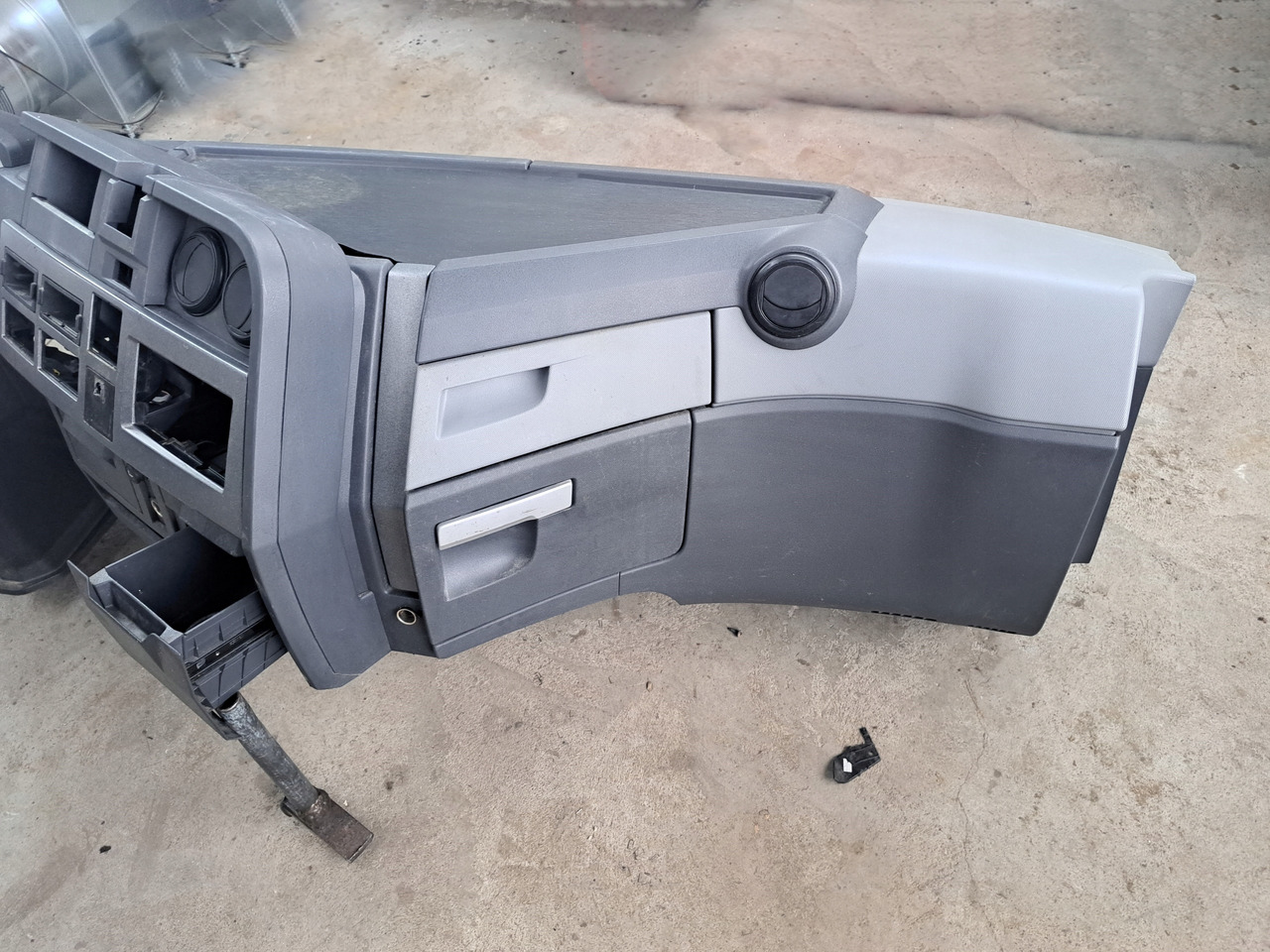 RENAULT KONSOLA KOMPLETNA KOKPIT DESKA RENAULT GAMA T RANGE - Dashboard for Truck: picture 3 RENAULT KONSOLA KOMPLETNA KOKPIT DESKA RENAULT GAMA T RANGE - Dashboard for Truck: picture 3