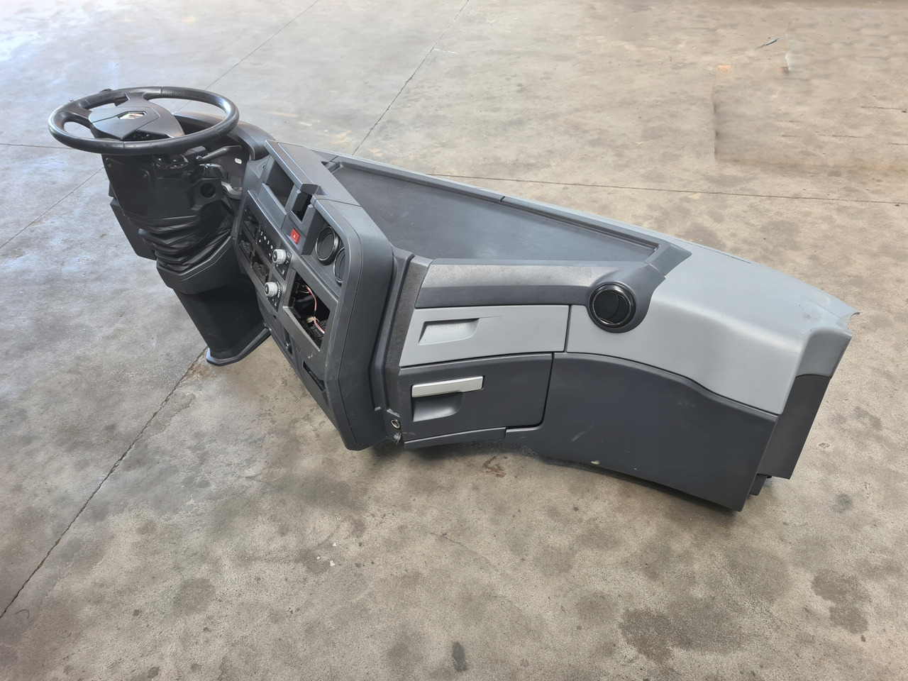 RENAULT KONSOLA KOMPLETNA KOKPIT DESKA ROZDZIELCZA PRZEKŁADKA ANGLIKA RENAULT GAMA T RANGE - Dashboard for Truck: picture 2 RENAULT KONSOLA KOMPLETNA KOKPIT DESKA ROZDZIELCZA PRZEKŁADKA ANGLIKA RENAULT GAMA T RANGE - Dashboard for Truck: picture 2