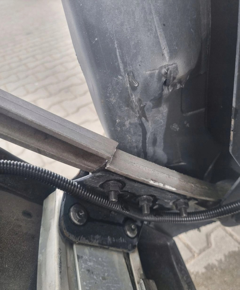 Spare parts ZABUDOWA OSŁONA OWIEWKA MIĘDZYOSIOWA LEWA VOLVO FH 4 FH 5: picture 10 Spare parts ZABUDOWA OSŁONA OWIEWKA MIĘDZYOSIOWA LEWA VOLVO FH 4 FH 5: picture 10