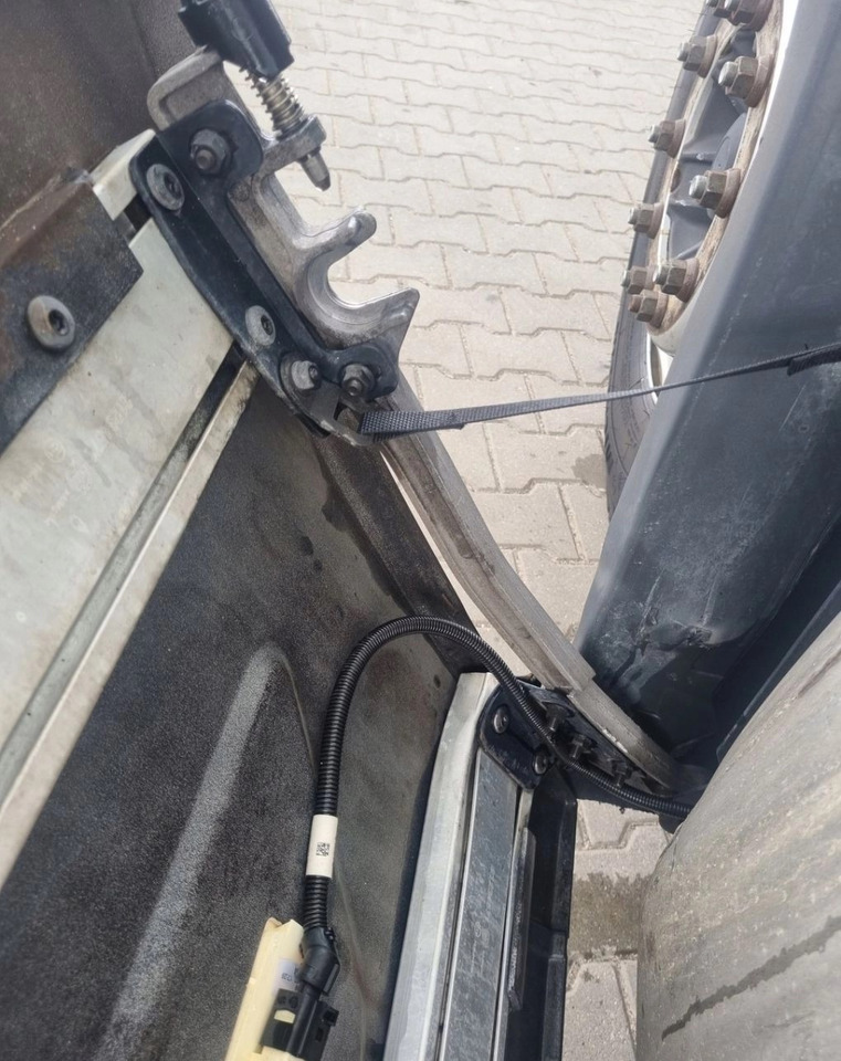 Spare parts ZABUDOWA OSŁONA OWIEWKA MIĘDZYOSIOWA LEWA VOLVO FH 4 FH 5: picture 11 Spare parts ZABUDOWA OSŁONA OWIEWKA MIĘDZYOSIOWA LEWA VOLVO FH 4 FH 5: picture 11